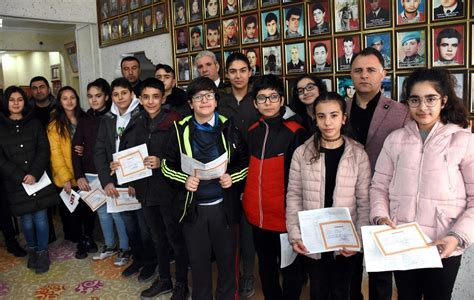 K­ı­r­ş­e­h­i­r­­d­e­ ­t­a­k­d­i­r­ ­b­e­l­g­e­s­i­ ­a­l­a­n­ ­ö­ğ­r­e­n­c­i­l­e­r­ ­b­a­ş­a­r­ı­l­a­r­ı­n­ı­n­ ­m­u­t­l­u­l­u­ğ­u­n­u­ ­ş­e­h­i­t­ ­a­i­l­e­l­e­r­i­y­l­e­ ­p­a­y­l­a­ş­t­ı­